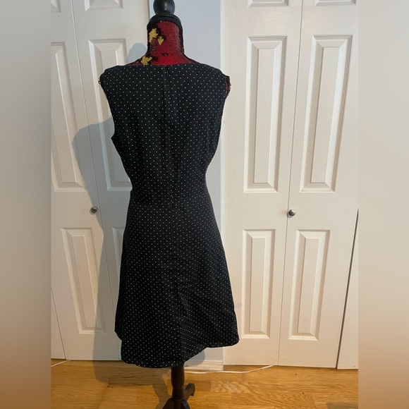 Polka dot dress just past knee length stretchy material - Picture 3 of 4